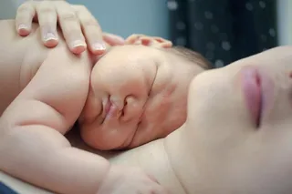 Un bebé, con su madre. | EP