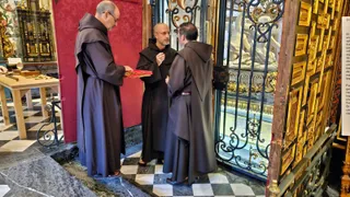 Apertura del sepulcro de Santa Teresa de Jesús