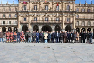 La Corporación municipal se suma a la convocatoria de la Federación Española de Municipios y Provincias (FEMP) guardando un minuto de silencio en homenaje a las víctimas del incendio de Valencia. Lugar: Plaza Mayor