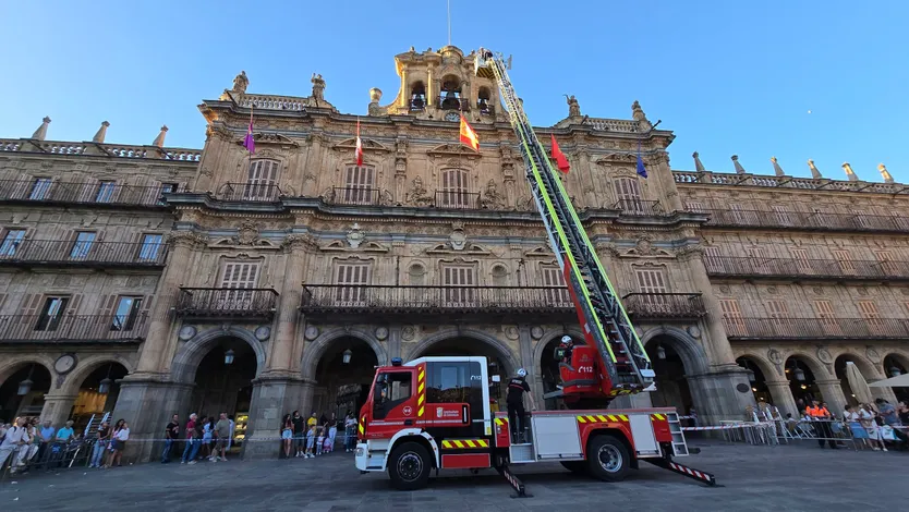El alcalde de Salamanca, Carlos García Carbayo, y miembros de la Corporación Municipal asisten al tradicional acto de colocación de La Mariseca