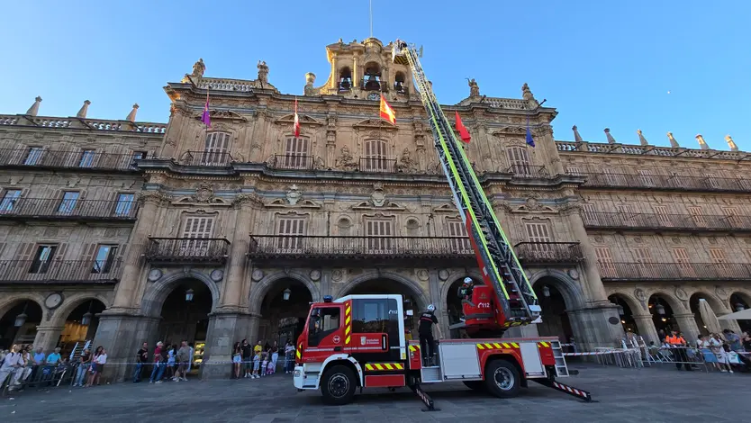 El alcalde de Salamanca, Carlos García Carbayo, y miembros de la Corporación Municipal asisten al tradicional acto de colocación de La Mariseca