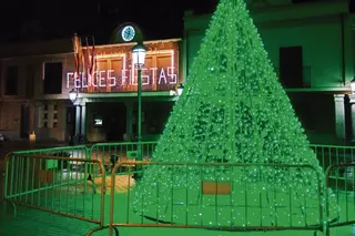 Plaza Mayor de Macotera con decoración navideña