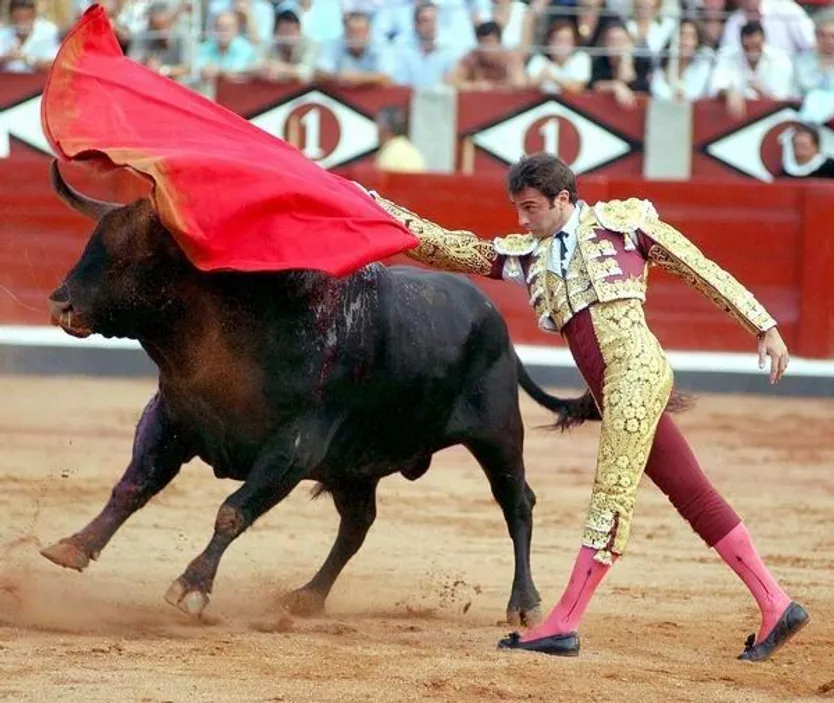 El maestro Enrique Ponce toreando en La Glorieta en el año 2002