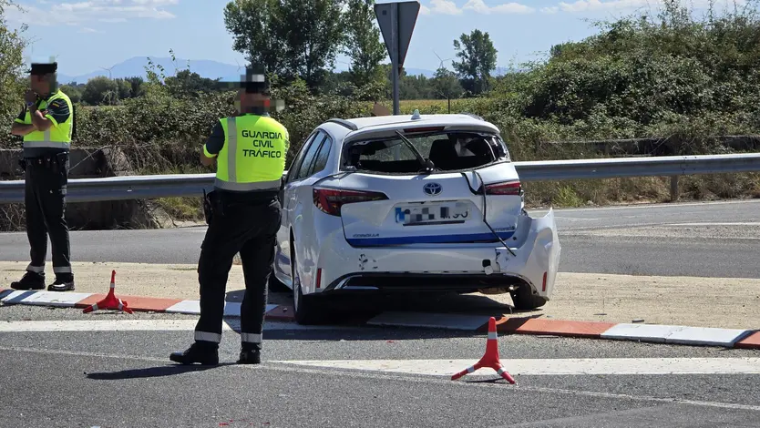 Colisión de un coche y un bus de Avanza en Machacón