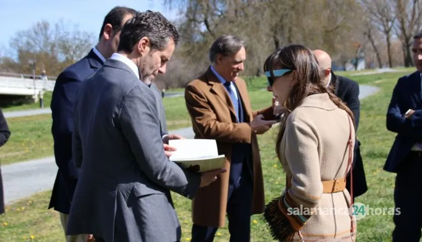 Borja Sémper, atiende a los medios de comunicación junto al secretario general del PP de Salamanca, David Mingo