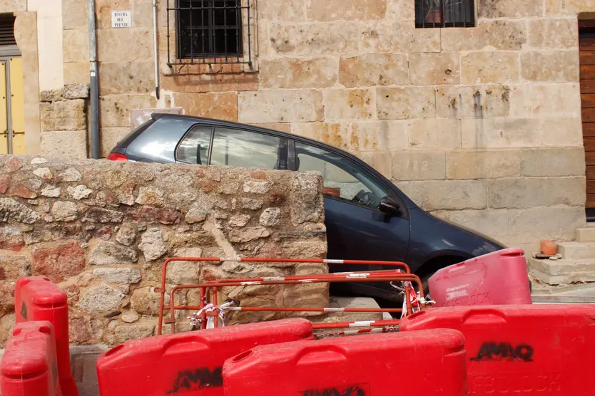 Vehículo atrapado al bajar por unas escaleras en el casco histórico