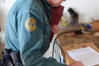 Un agente de la Guardia Civil, durante la investigación