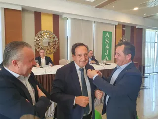 Juan Luis Delgado entrega la insignia de oro a Pedro Barato, de Asaja