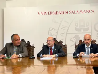 El rector en funciones de la Universidad de Salamanca, David Díez, junto al vicerrector de Economía, Javier González Benito y al vicerrector de Postgrado y Enseñanzas Propias de la Universidad de Salamanca, Nicolás Rodríguez-García. Foto S24H