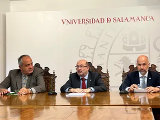 El rector en funciones de la Universidad de Salamanca, David Díez, junto al vicerrector de Economía, Javier González Benito y al vicerrector de Postgrado y Enseñanzas Propias de la Universidad de Salamanca, Nicolás Rodríguez-García. Foto S24H