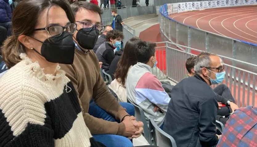 El número uno de la lista del PSOE por Salamanca, Fernando Pablos, en la jornada de reflexión, viendo el Campeonato de Pista Cubierta en la Pista Carlos Gil Pérez