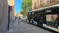 Una mujer camina por San Pablo a pesar de estar encendido el semáforo peatonal