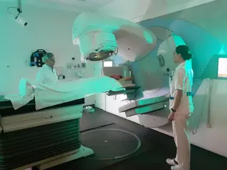 El dictor Azinovic en el acelerador lineal renovado del Servicio de Radioterapia de la FJD.  FJD Archivo