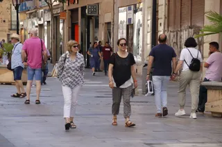 Gente paseando por la plaza del Liceo en Verano