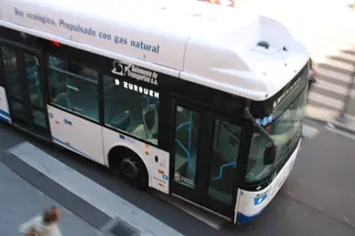 Un autobús urbano en la avenida de Mirat