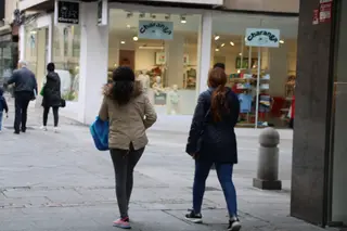 Dos mujeres caminando o paseando por la calle de Zamora