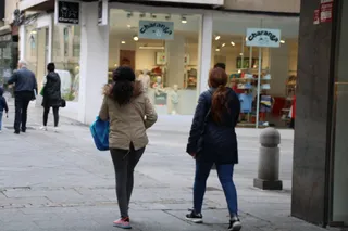Dos mujeres caminando o paseando por la calle de Zamora