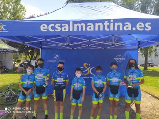 Algunos de los más pequeños de la Escuela de Ciclismo Salmantina.