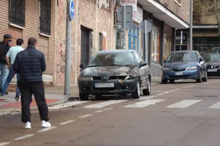 VÍDEO | Un coche estacionado comienza a arder en la calle Volta de Salamanca