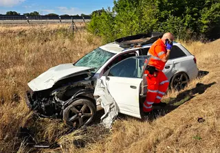 La salida de vía de un coche en Aldehuela de la Bóveda se cobra cuatro heridos, dos de ellos menores