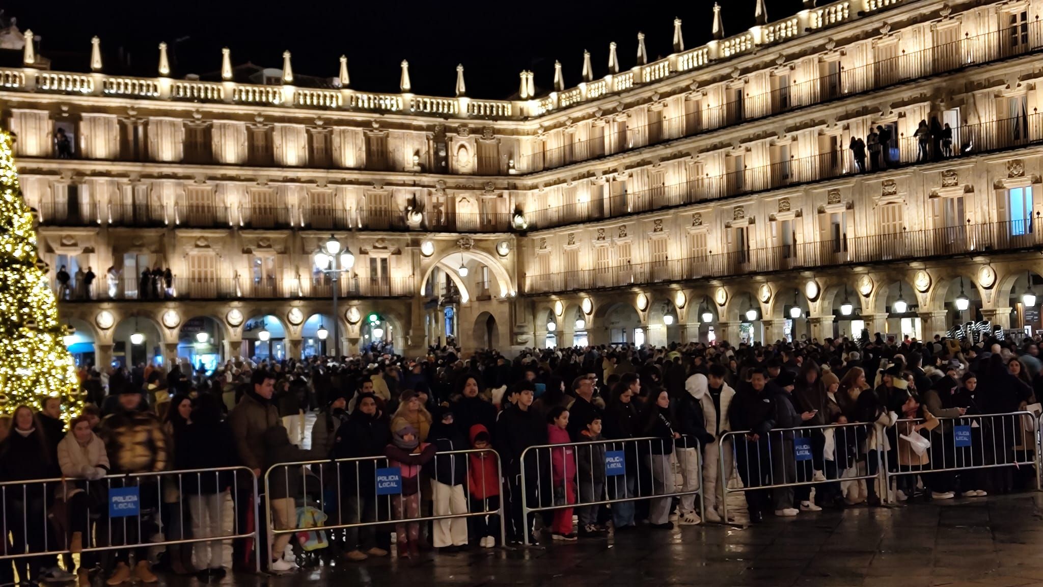 Ambiente de la Cabalgata de Reyes 2025 en la Plaza Mayor