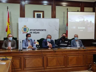 Rueda de prensa de presentación de los nuevos parquímetros en Béjar / FOTO AYUNTAMIENTO DE BÉJAR.