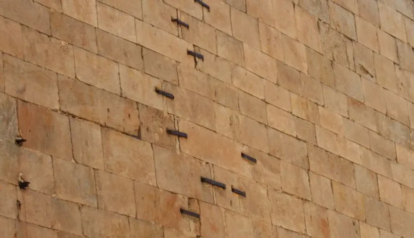 Grietas y grapas de Salamanca por el terremoto de Lisboa de 1755