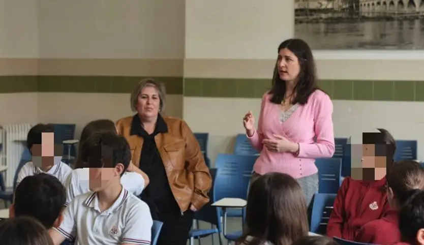 Carmen Guillén en la presentación de talleres para reforzar la prevención del acoso escolar junto con el Ayuntamiento de Salamanca