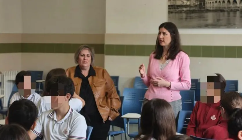 Carmen Guillén en la presentación de talleres para reforzar la prevención del acoso escolar junto con el Ayuntamiento de Salamanca
