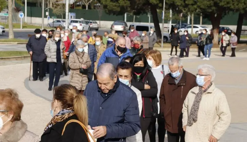 VÍDEO | Largas colas en la vacunación masiva, que congrega a casi 4.000 salmantinos en el Multiusos