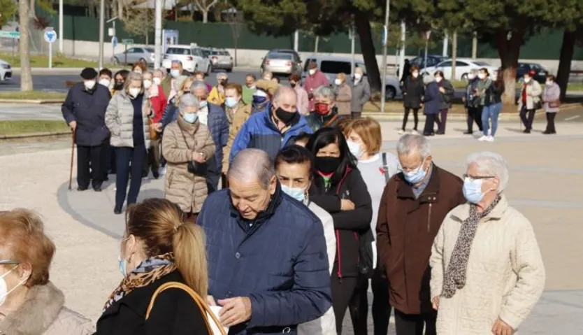VÍDEO | Largas colas en la vacunación masiva, que congrega a casi 4.000 salmantinos en el Multiusos