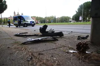 Un herido tras la colisión de un turismo con una farola en la calle Saavedra y Fajardo