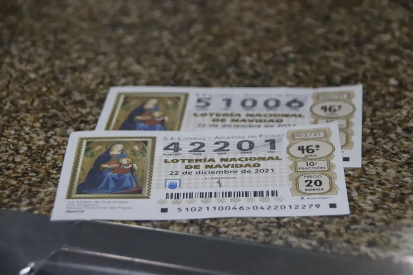 Colas infinitas para comprar la lotería de navidad de la Universidad de Salamanca