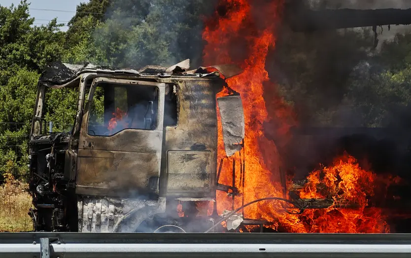 El incendio de un camión obliga a cortar la A-62 a la altura de La Fuente de San Esteban - ICAL
