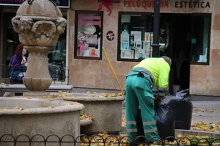 Un hombre durante su jornada de trabajo en la plaza de la Fuente