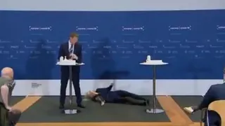 VÍDEO | La directora de la Agencia del Medicamento de Dinamarca se desmaya en plena rueda de prensa mientras anunciaba el fin de la vacunación con AstraZeneca