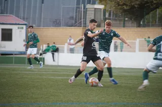 Peli presiona a un futbolista del Moralo / FOTO SALAMANCA24HORAS.COM