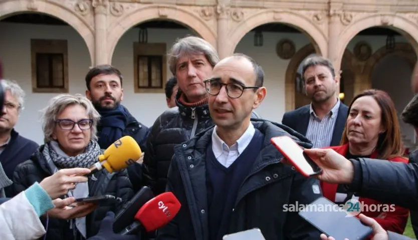 Carlos Martínez, atiende a los medios de comunicación junto a David Serrada, antes del encuentro con la militancia