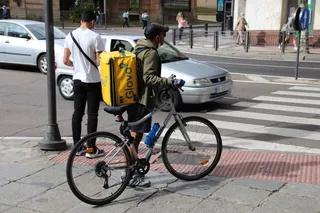 Repartido de Glovo en bicicleta en el Paseo de las Carmelitas