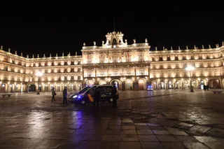 Fotografía de la Plaza Mayor durante el toque de queda.