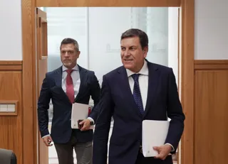 El consejero de Economía y Hacienda y portavoz de la Junta, Carlos Fernández Carriedo, comparece tras el Consejo de Gobierno. | ICAL / Rubén Cacho
