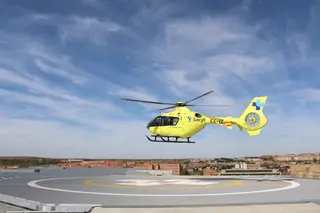 Helicóptero aterrizando en el helipuerto del Hospital de Salamanca