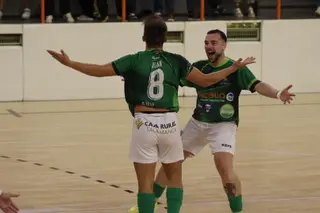 Dos jugadores del Albense FS celebran un gol.