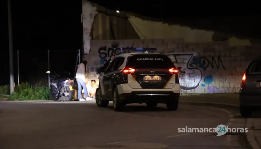 Chocan un turismo y una motocicleta de reparto a la altura de Cabrerizos. Fotos Andrea M (4)