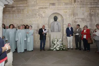 Ofrenda floral a Unamauno.