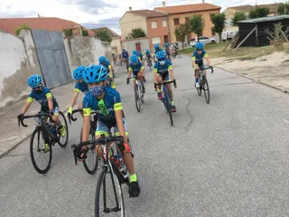 Varios corredores de la Escuela Ciclista Salmantina en Segovia