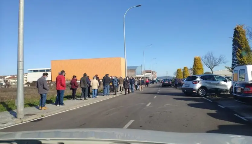 Largas colas para vacunarse en Ciudad Rodrigo 