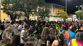 Aldeadávila se vuelca con su pregón de fiestas y el tradicional desfile de peñas 