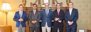 El rector de la Universidad de Salamanca mantiene una reunión con el director general de Producción de la multinacional Indra