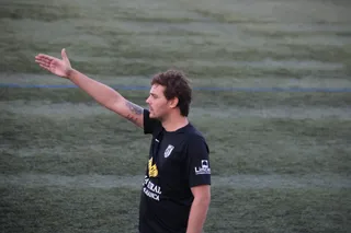 Alonso Fernández da instrucciones en un partido de pretemporada | FOTO ANDREA MATEOS